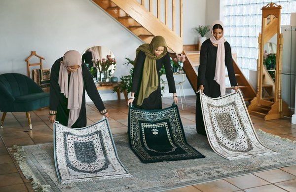 Quels sont les avantages et caractéristiques des tapis de prière maison ?